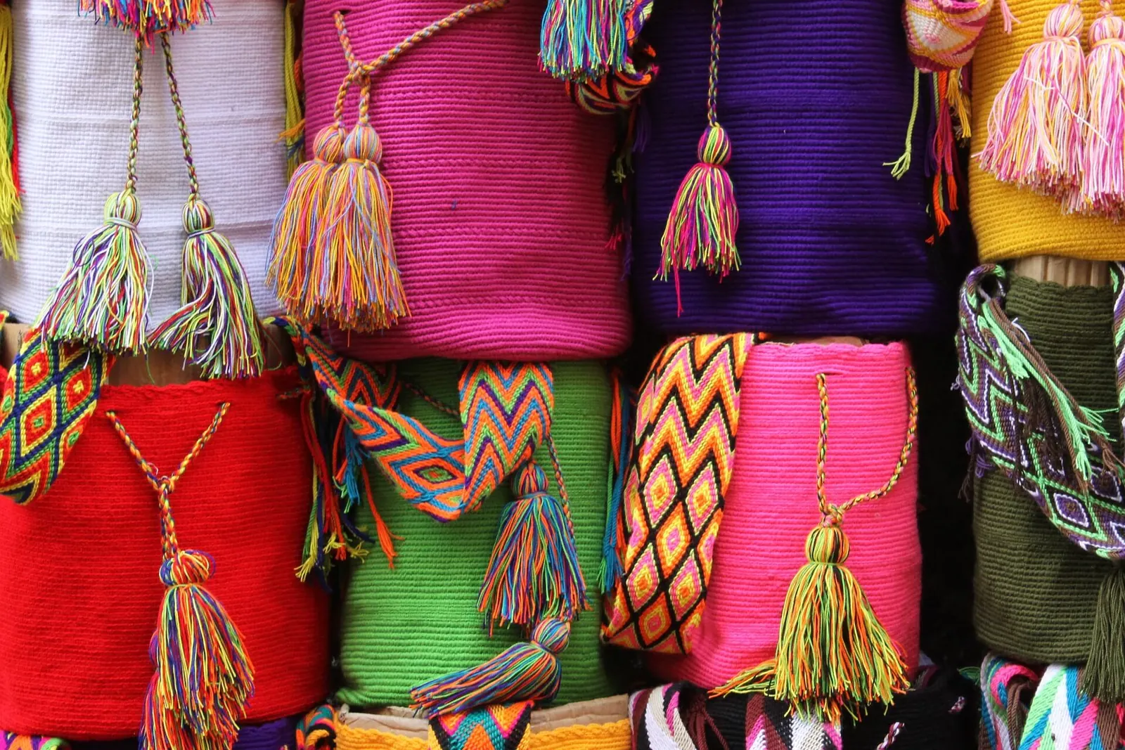 Bunte Wayuu-Mochilas, gestapelt